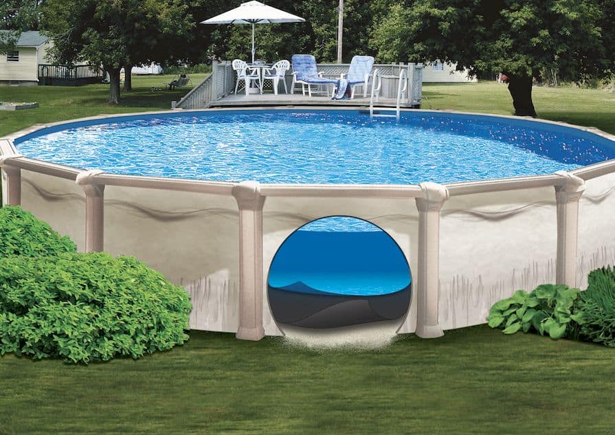 Aufstellpool mit stabiler Struktur, Zugangstunnel und klarblauem Wasser, umgeben von Gartenmöbeln und Grünflächen